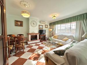 ein Wohnzimmer mit Sofa und Tisch in der Unterkunft Villa Pepita - 3 dormitorios - 350 metros playa - Piscina in Torremolinos