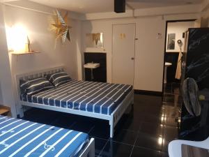 a bedroom with two beds in a room at Jay Jay Guesthouse in Bangkok