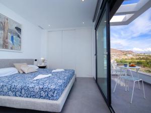 une chambre avec un lit et un balcon avec vue dans l'établissement Villa Villa Dorada by Interhome, à La Cala de Finestra