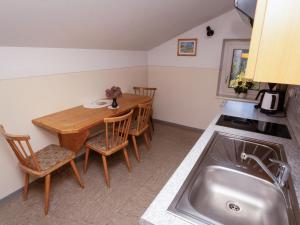 Kuchyňa alebo kuchynka v ubytovaní Apartment Bischofsmütze by Interhome