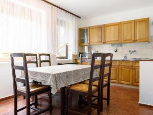 Kuchyň nebo kuchyňský kout v ubytování Holiday Home Picea by Interhome