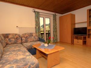 Televízia a/alebo spoločenská miestnosť v ubytovaní Apartment Bischofsmütze by Interhome