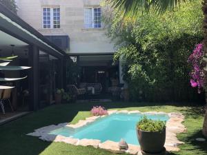 a backyard with a swimming pool in the yard at hôtel particulier d'hôte le Philippe-le-Bel in Villeneuve-lès-Avignon