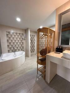 duża łazienka z wanną i umywalką w obiekcie C1 Mama House Suite Room With Bathtub w mieście Ban Bang Saen (1)