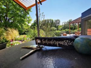 Fotografie z fotogalerie ubytování Charmantes Haus im grünen mit Terrasse und Carport v destinaci Erfurt