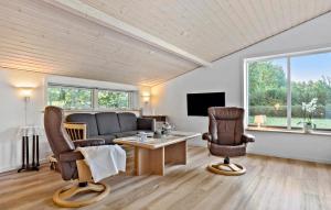 Μια τηλεόραση ή/και κέντρο ψυχαγωγίας στο Amazing Home In Toftlund With Wifi
