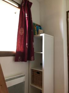 una pequeña cocina con nevera y ventana en SUPER BESSE station LE GITE BESSARD 2 quartier bois de la reine 5 couchages, en Vassivière