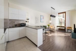Kuchyňa alebo kuchynka v ubytovaní ApartHotel Kolejowa Apartamenty