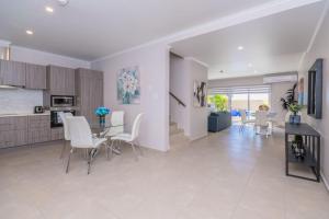 una cucina e un soggiorno con tavolo e sedie di Eagle Beach-Private pool-Paradise Bliss townhome14 a Palm Beach