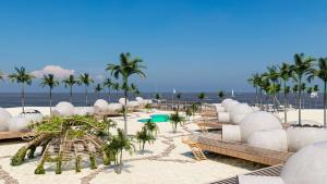 拉斯苏德尔Eden Bubbles Camp的棕榈树和椅子海滩度假村