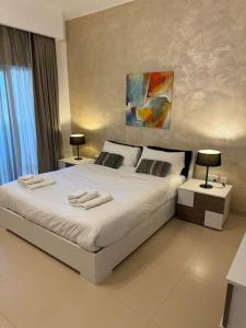 Ένα ή περισσότερα κρεβάτια σε δωμάτιο στο Swieqi, Luxury Apartment, 3BD - 2 BH, Sleeps 6