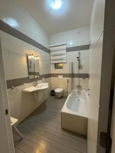 Ένα μπάνιο στο Swieqi, Luxury Apartment, 3BD - 2 BH, Sleeps 6