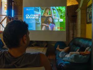 Televízia a/alebo spoločenská miestnosť v ubytovaní Duque Nest Hostel