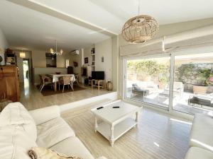 Posedenie v ubytovaní Villa Catalina Stunning 4bedroom villa with air conditioning sea views & private swimming pool ideal for families