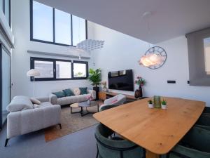 un salon avec une table en bois et un canapé dans l'établissement Villa Villa Dorada by Interhome, à La Cala de Finestra