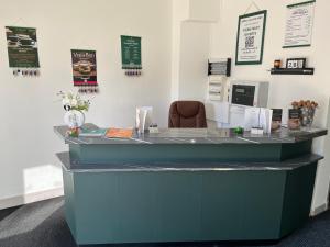 Vstupní hala nebo recepce v ubytování Hôtel Le Lyon Vert Commentry