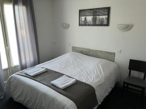 Postel nebo postele na pokoji v ubytování Hôtel Le Lyon Vert Commentry + 34 fotografií