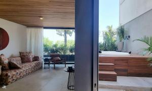 Et opholdsområde på Luxo à beira mar com Jacuzzi particular + 40 billeder