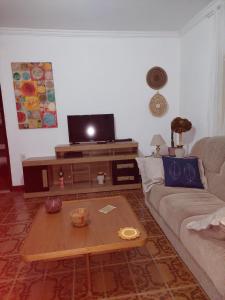 ein Wohnzimmer mit einer Couch und einem Couchtisch in der Unterkunft Casa Bonita Rio das Ostras, ar condicionado, wifi, churrasqueira e garagem in Rio das Ostras