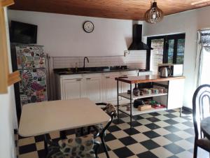 a kitchen with a table and a sink and a counter at Cabaña Ascensión - Caminos del Vino in Colonia Las Rosas