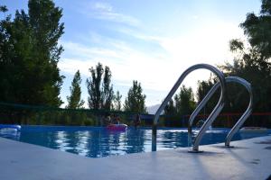 a swimming pool with a pool at Cabaña Ascensión - Caminos del Vino in Colonia Las Rosas
