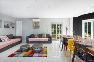 Posezení v ubytování Gites Spa Strasbourg - Villa Cerf - SPA Privé, Sauna, Borne d'arcade, Babyfoot