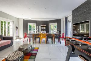 Posezení v ubytování Gites Spa Strasbourg - Villa Cerf - SPA Privé, Sauna, Borne d'arcade, Babyfoot