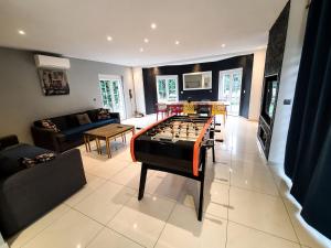 Posezení v ubytování Gites Spa Strasbourg - Villa Cerf - SPA Privé, Sauna, Borne d'arcade, Babyfoot