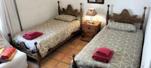 ティアスにあるCasa Maja, luxury villa, large heated pool, aircon, all bedrooms en-suiteのベッドルーム1室(ベッド2台、ランプ付きテーブル付)