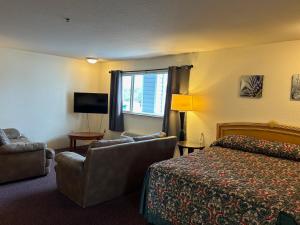 una camera d'albergo con un letto e un divano di Bayview Inn a Crescent City
