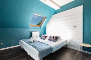 Postel nebo postele na pokoji v ubytování Gites Spa Strasbourg - Villa Cerf - SPA Privé, Sauna, Borne d'arcade, Babyfoot