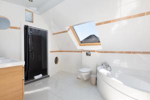 Koupelna v ubytování Gites Spa Strasbourg - Villa Cerf - SPA Privé, Sauna, Borne d'arcade, Babyfoot