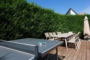 Stolní tenis v ubytování Gites Spa Strasbourg - Villa Cerf - SPA Privé, Sauna, Borne d'arcade, Babyfoot nebo okolí