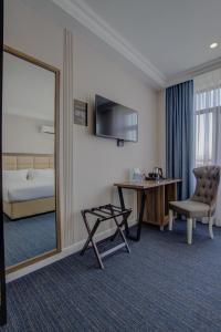 TV a/nebo společenská místnost v ubytování Hotel Resident Bishkek