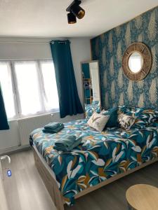 Ένα ή περισσότερα κρεβάτια σε δωμάτιο στο Chambre Paon avec partie commune A 6min de l A26 et 15 min de stOmer, lumbres et aire sur la lys