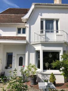 ein weißes Haus mit einem Balkon darauf in der Unterkunft Villa EVA Deluxe Bray-dunes Beach in Bray-Dunes