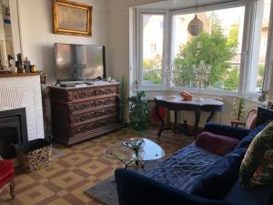 ein Wohnzimmer mit Sofa und Fernseher in der Unterkunft Villa EVA Deluxe Bray-dunes Beach in Bray-Dunes