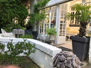 ein Haus mit einem Garten mit Pflanzen davor in der Unterkunft Villa EVA Deluxe Bray-dunes Beach in Bray-Dunes