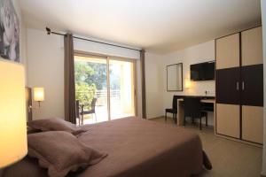Postel nebo postele na pokoji v ubytování Hôtel et Résidence Costa Rossa