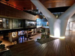 a lobby of a building with a wooden floor at Alma solar in Federación