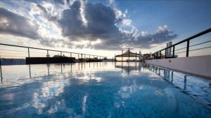 a large pool of water with a cloudy sky at Alma solar in Federación
