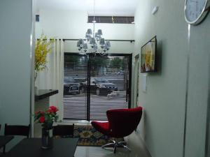 努可利歐班代蘭蒂的住宿－Hotel MM AEROPORTO BRASÍLIA，红色椅子坐在窗户的房间
