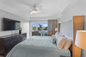 1 dormitorio con 1 cama con tocador y ventana en Beachfront - Summer View 2BR condo - A244, en Palm-Eagle Beach 49 fotos más