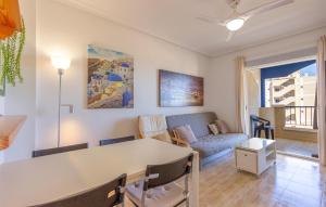 un salon avec une table et un canapé dans l'établissement Gorgeous Apartment In Arenales Del Sol, à Arenales del Sol