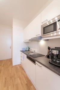 O bucătărie sau chicinetă la josef's home I Comfort Apartment I UNO-City, VIC