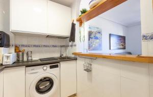 une cuisine blanche avec une machine à laver à l'intérieur dans l'établissement Gorgeous Apartment In Arenales Del Sol, à Arenales del Sol