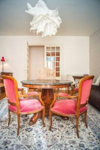 ein Esszimmer mit einem Tisch und vier Stühlen in der Unterkunft Le grand Géromois - Spacious - Private parking in Gérardmer