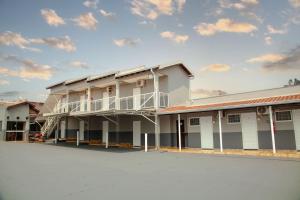 a building with a balcony on the side of it at Hotel Modelo Rio Pardo in Ribas do Rio Pardo