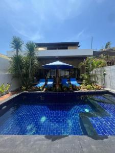 Villa Kamaria内部或周边的泳池