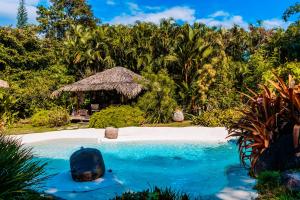 Bazén v ubytování West Indies Cottage nebo v jeho okolí